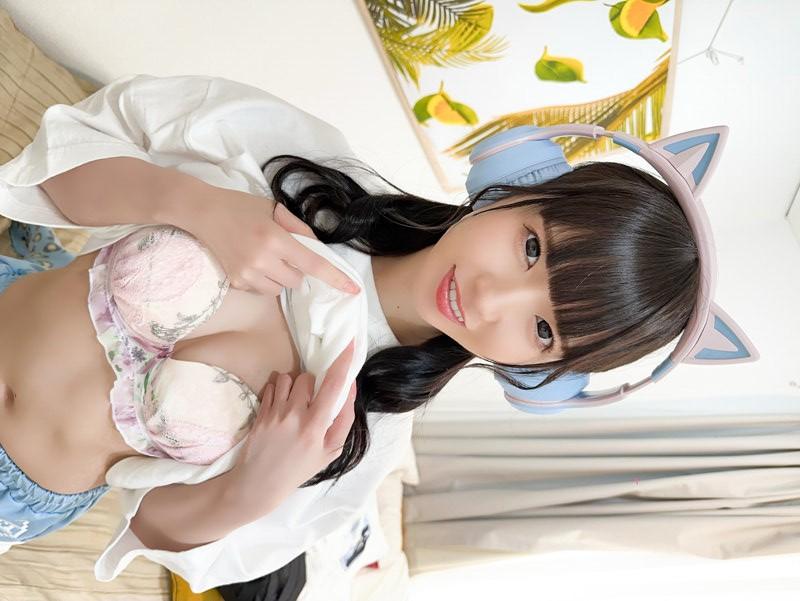 ブラジャーを見せてくれる、私服姿の雫月心桜ちゃん。