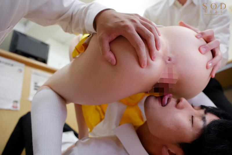 チア姿の西元めいさちゃん。クンニでマンコを味わう。