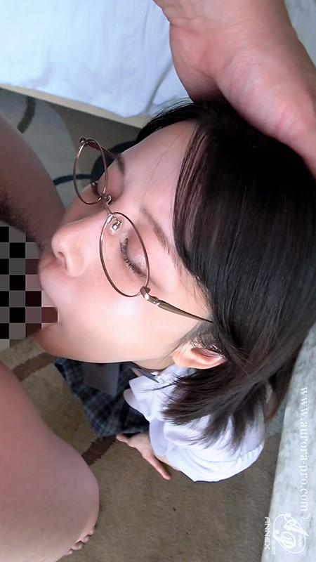 フェラしてくれる、学生服姿の百合良ちゃん。