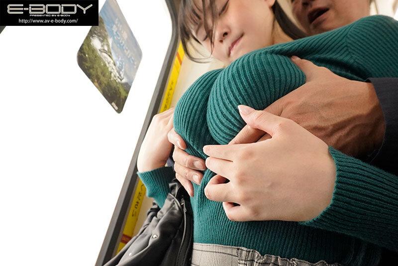 おっぱいを揉まれる、セーター姿の雨宮ひびきちゃん。