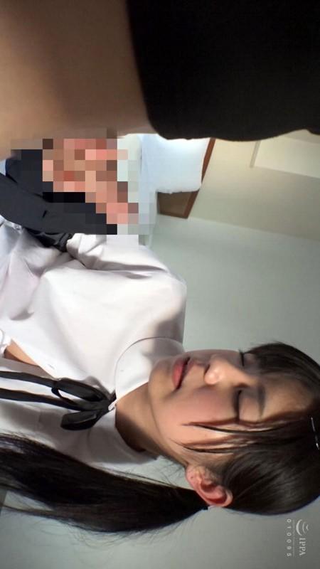 手コキしてくれる、学生服姿のるるちゃちゃん。