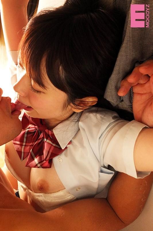 おっぱいを見せてくれる、学生服姿の水卜さくらちゃん。