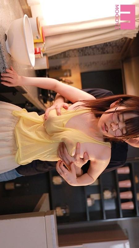 おっぱいを揉まれる、私服姿の水卜さくらちゃん。