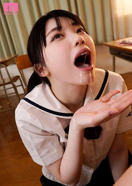 学生服姿の石川澪ちゃん。口の中に射精。