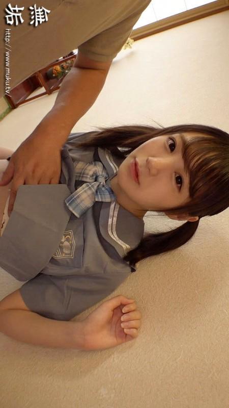 おっぱいを揉まれる、アイドル衣装姿の日向ひかげちゃん。