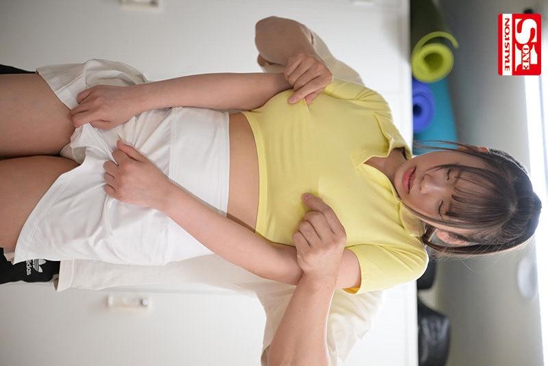 乳首をいじられる、テニスウェア姿の小日向みゆうちゃん。