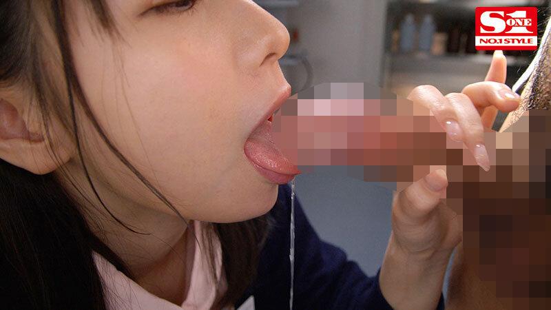 フェラしてくれる、ナース服姿の村上悠華ちゃん。