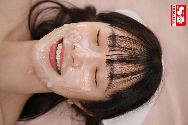 ナース服姿の白上咲花ちゃん。かわいい顔に射精。