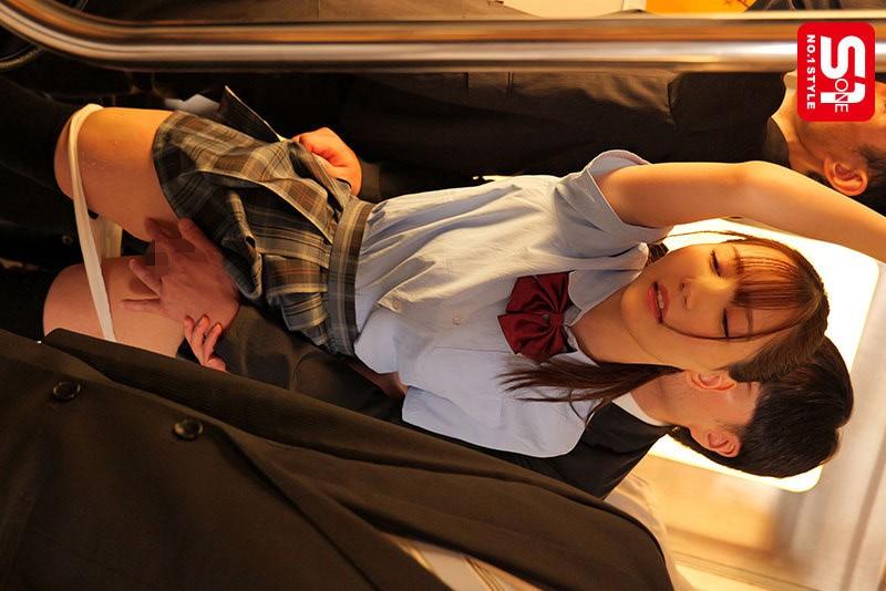 学生服姿の三田真鈴ちゃんを、手マンで刺激。