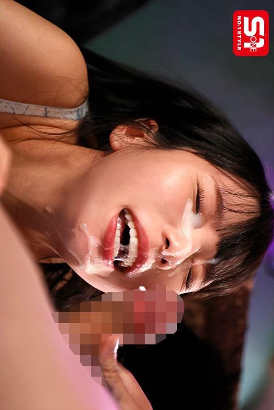 私服姿の榊原萌ちゃん。かわいい顔に射精。