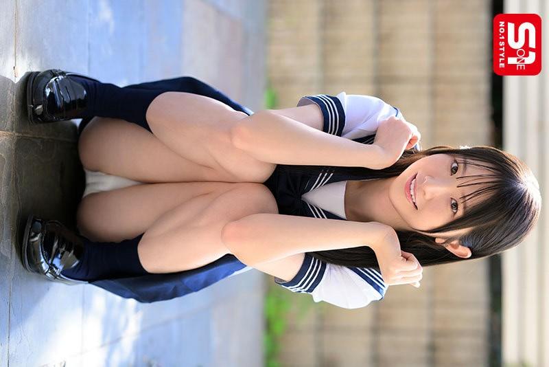 パンティーを見せてくれる、学生服姿の白上咲花ちゃん。