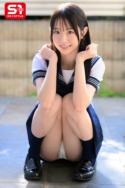 パンティーを見せてくれる、学生服姿の白上咲花ちゃん。