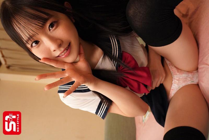 パンティーを見せてくれる、学生服姿の白上咲花ちゃん。