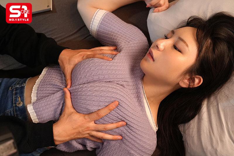 おっぱいを揉まれる、セーター姿の南沢海香ちゃん。