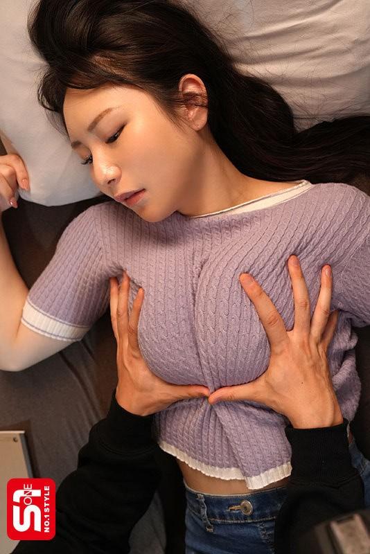 おっぱいを揉まれる、セーター姿の南沢海香ちゃん。
