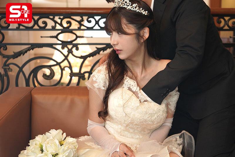 おっぱいを揉まれる、ウェディングドレス姿の七ツ森りりちゃん。