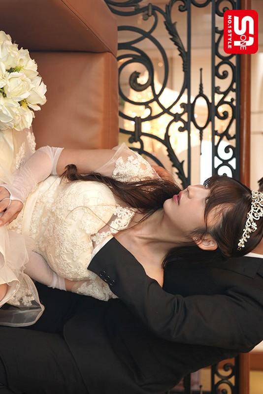 おっぱいを揉まれる、ウェディングドレス姿の七ツ森りりちゃん。