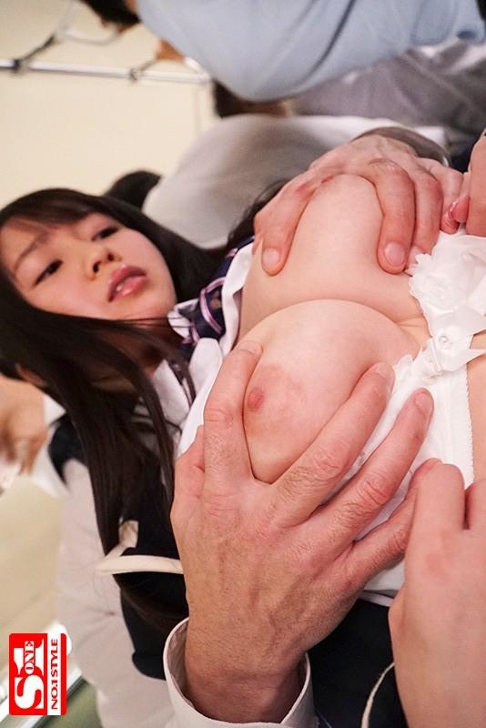 おっぱいを揉まれる、学生服姿の夢乃あいかちゃん。