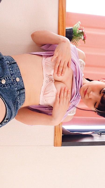 ブラジャーを見せてくれる、私服姿の伊織ひなのちゃん。