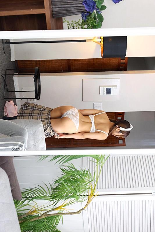 着替え中の、学生服姿の橘いおりちゃん。