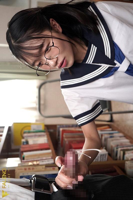 手コキしてくれる、学生服姿の生田さなちゃん。